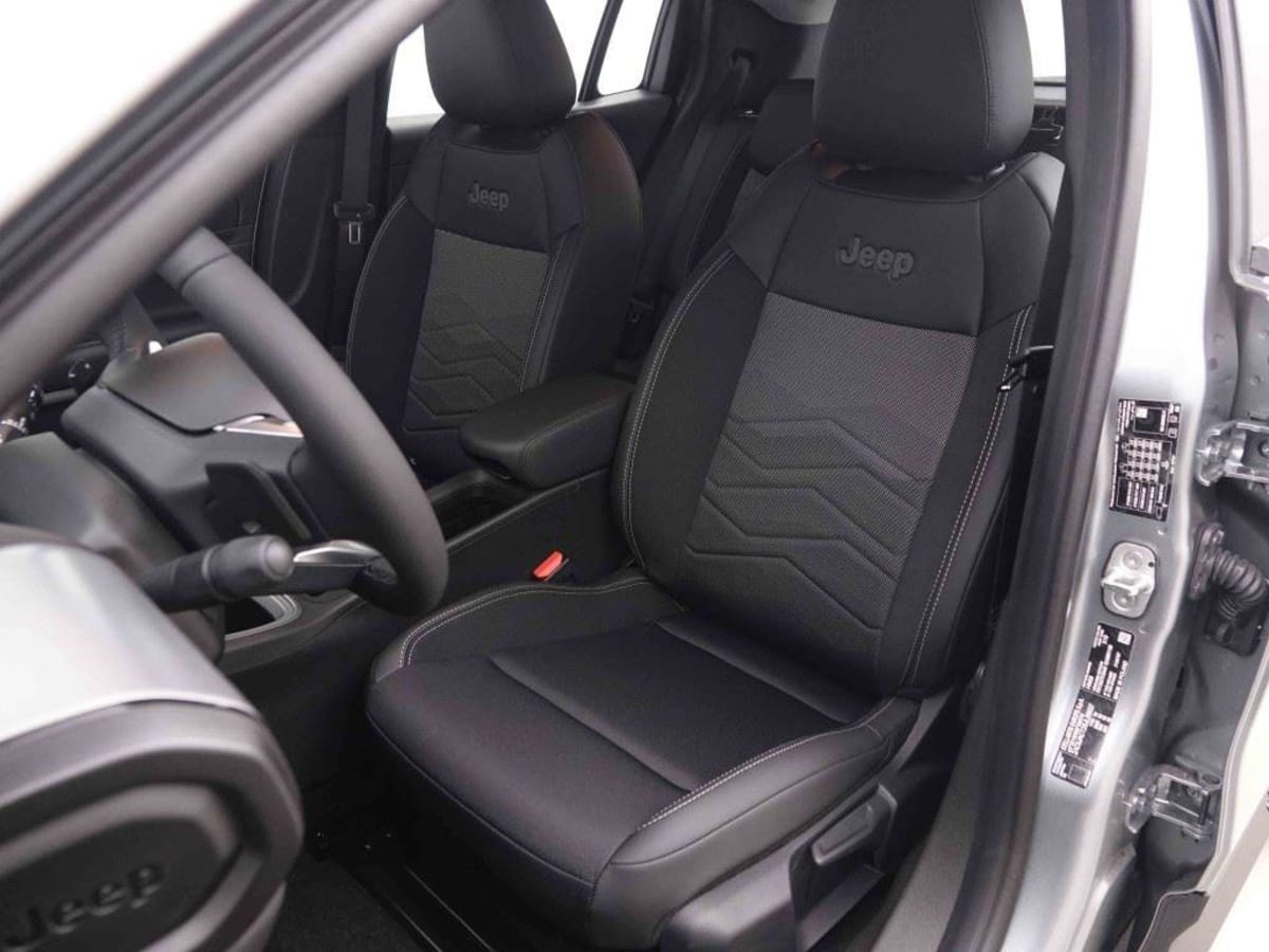 357668_p2 - JEEP - AVENGER - 2026 - photo 7