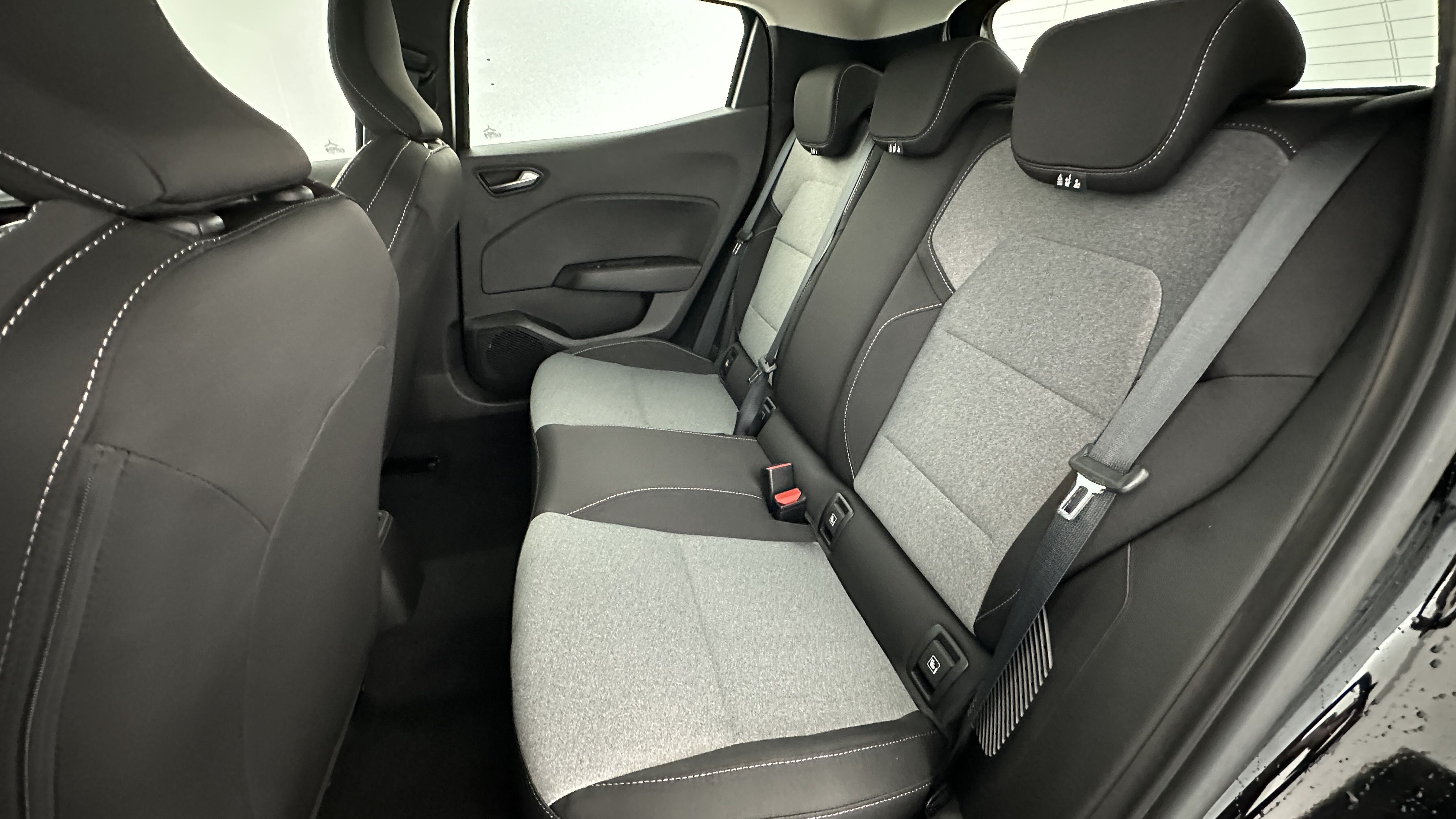 GLI00001988_p53 - RENAULT - CLIO - 2025 - photo 9