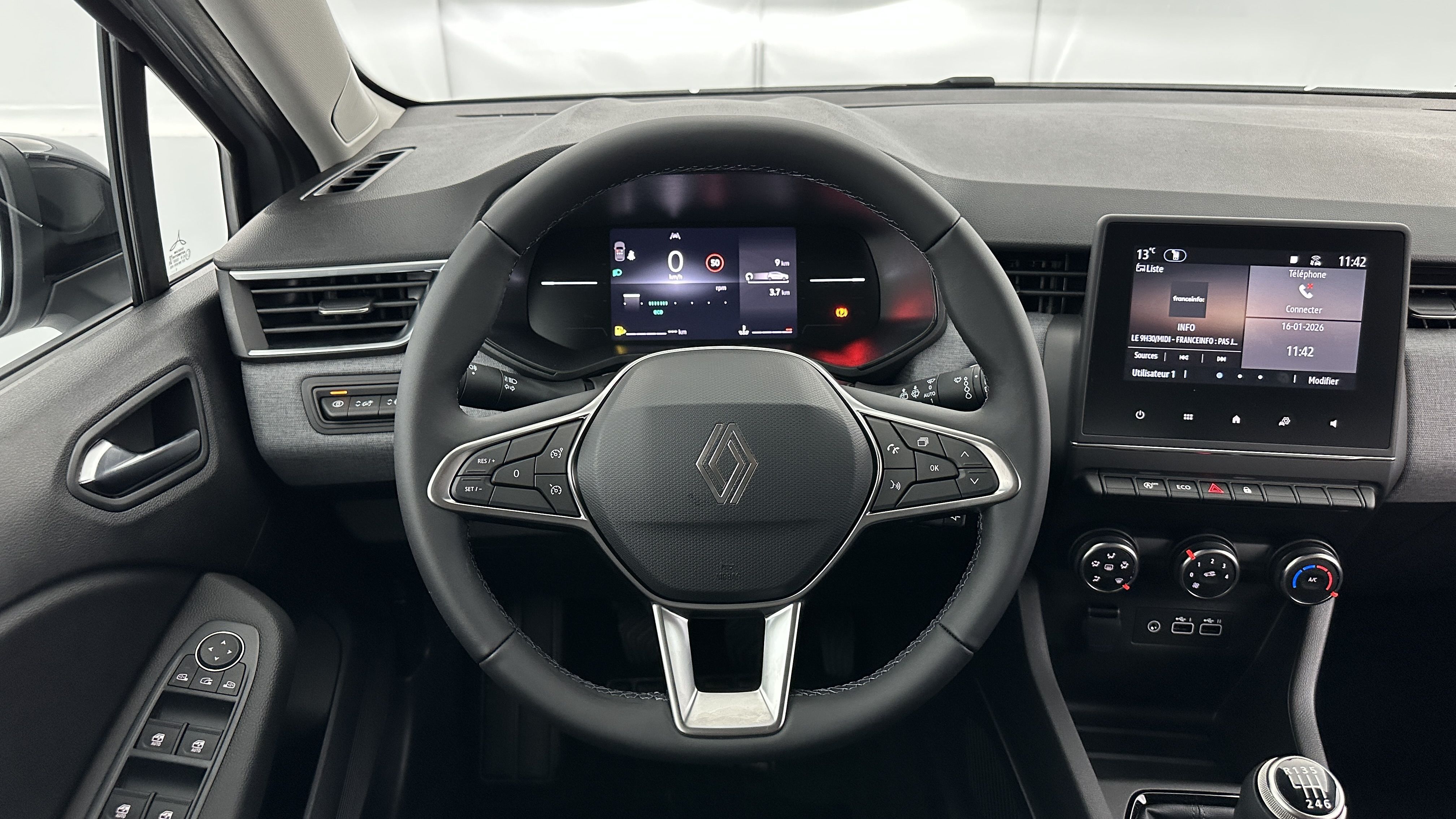 GLI00010435_p53 - RENAULT - CLIO - 2025 - photo 14