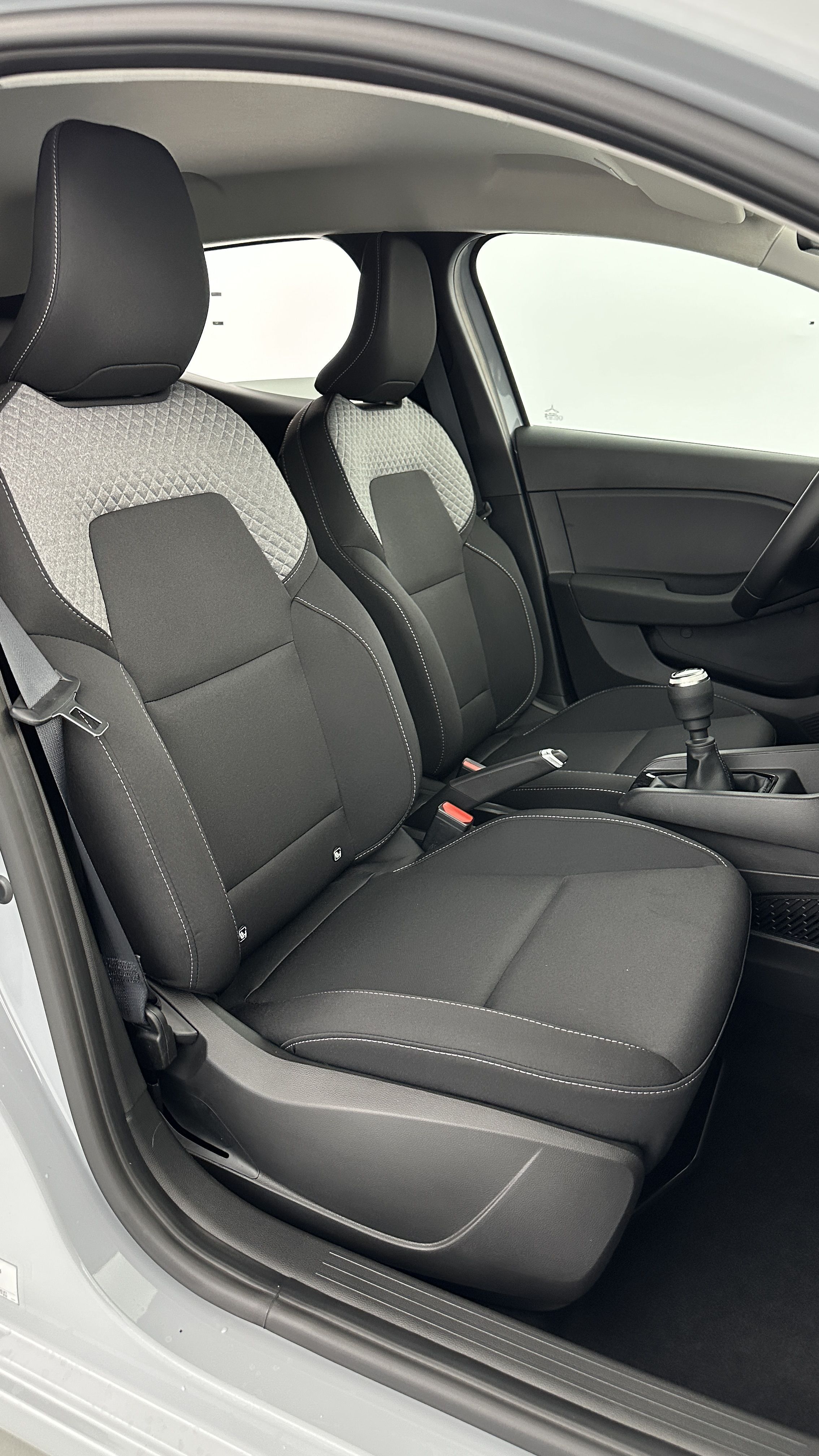 GLI00010435_p53 - RENAULT - CLIO - 2025 - photo 17